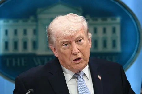Donald Trump discutând despre relațiile internaționale la summitul G7.