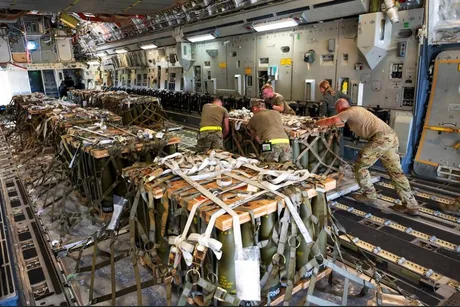 Soldați americani pregătesc echipamente militare pentru depozitare în Australia.