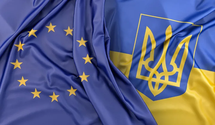 Steagurile Uniunii Europene și Ucrainei fluturând împreună.