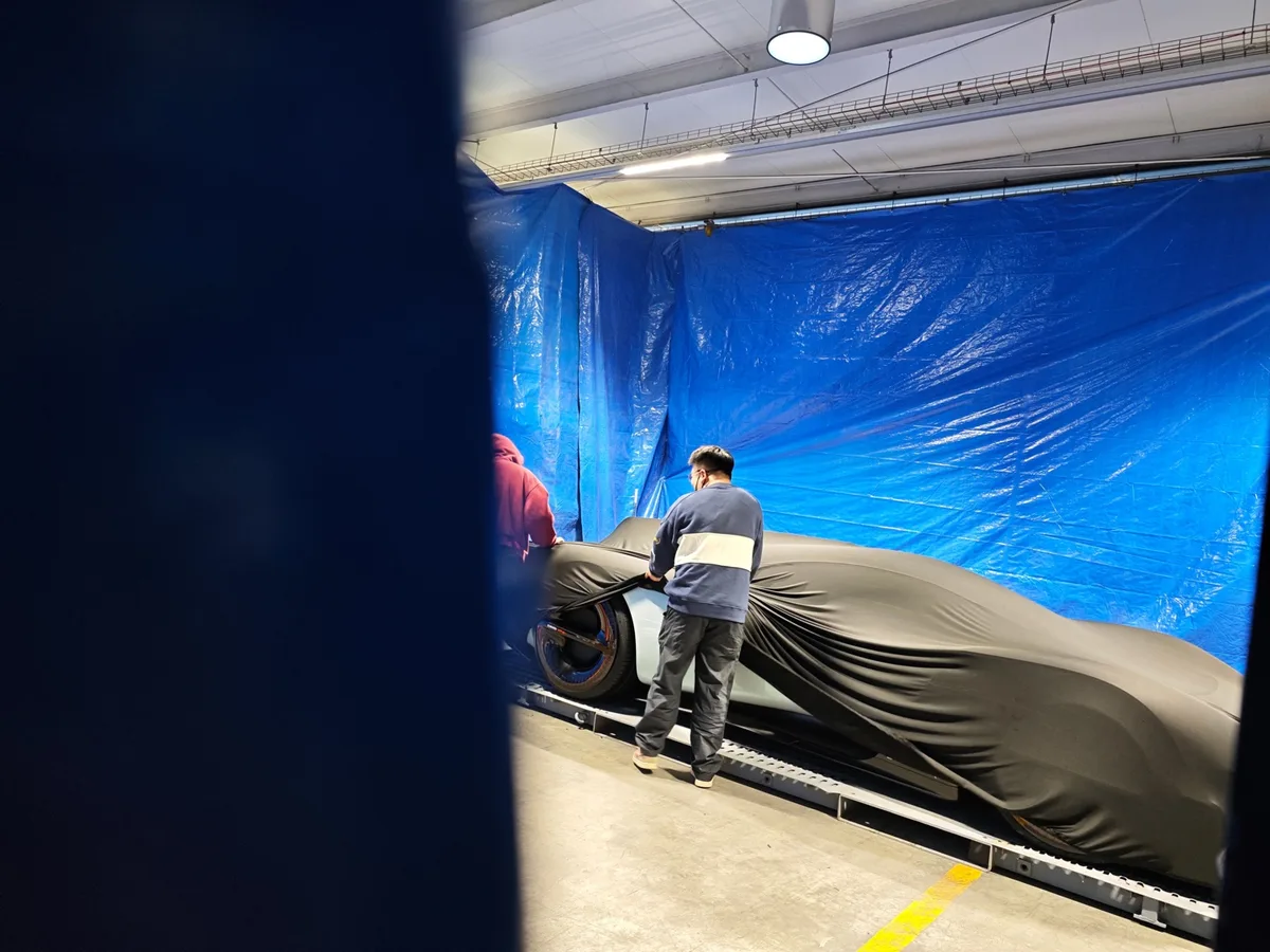 Mașină acoperită cu o pânză, pregătită pentru lansare la Barcelona.