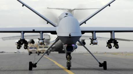 Dronă militară pregătită pentru decolare pe un aeroport.