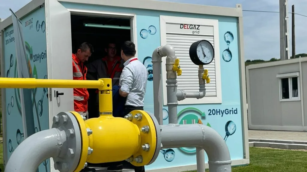 Reprezentanți Delgaz Grid discutând despre modernizarea rețelei electrice.