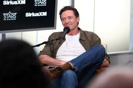 Hugh Jackman discutând despre noul său rol în filmul cu pirați.