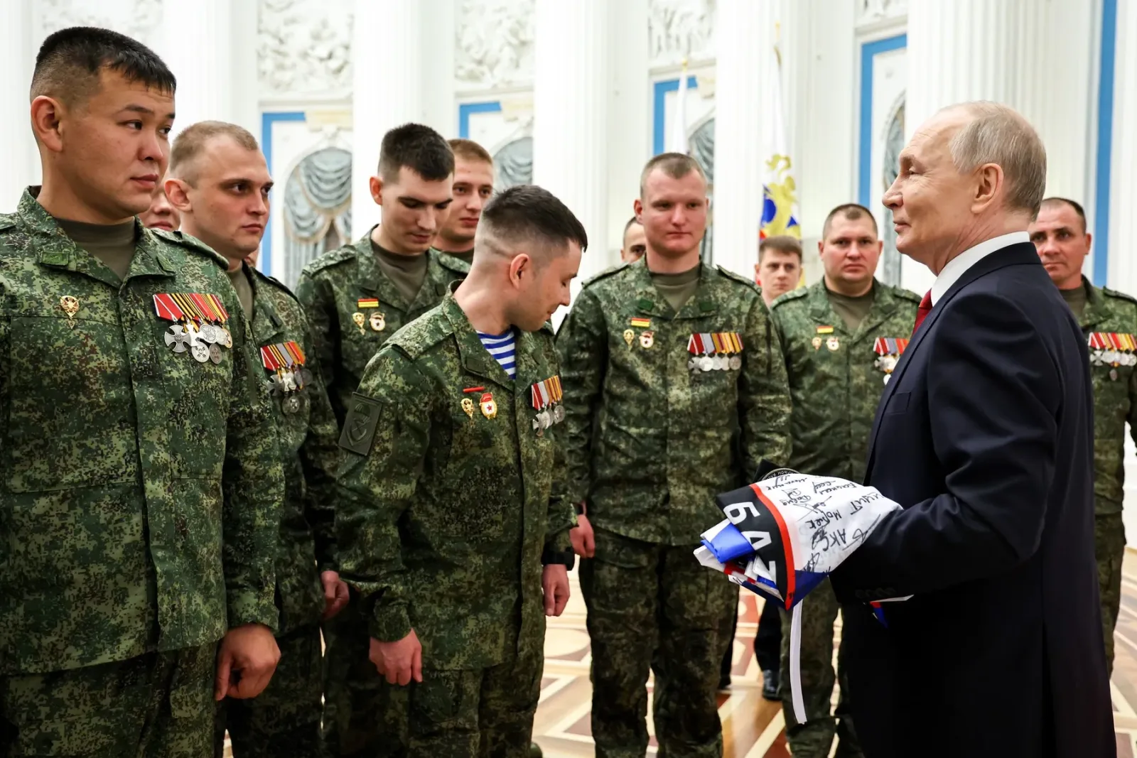 Vladimir Putin discută cu militarii ruși despre impactul dronelor ucrainene.