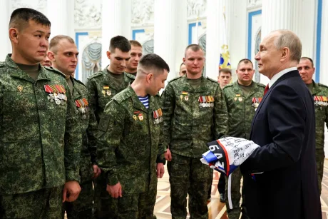 Vladimir Putin discută cu militarii ruși despre impactul dronelor ucrainene.