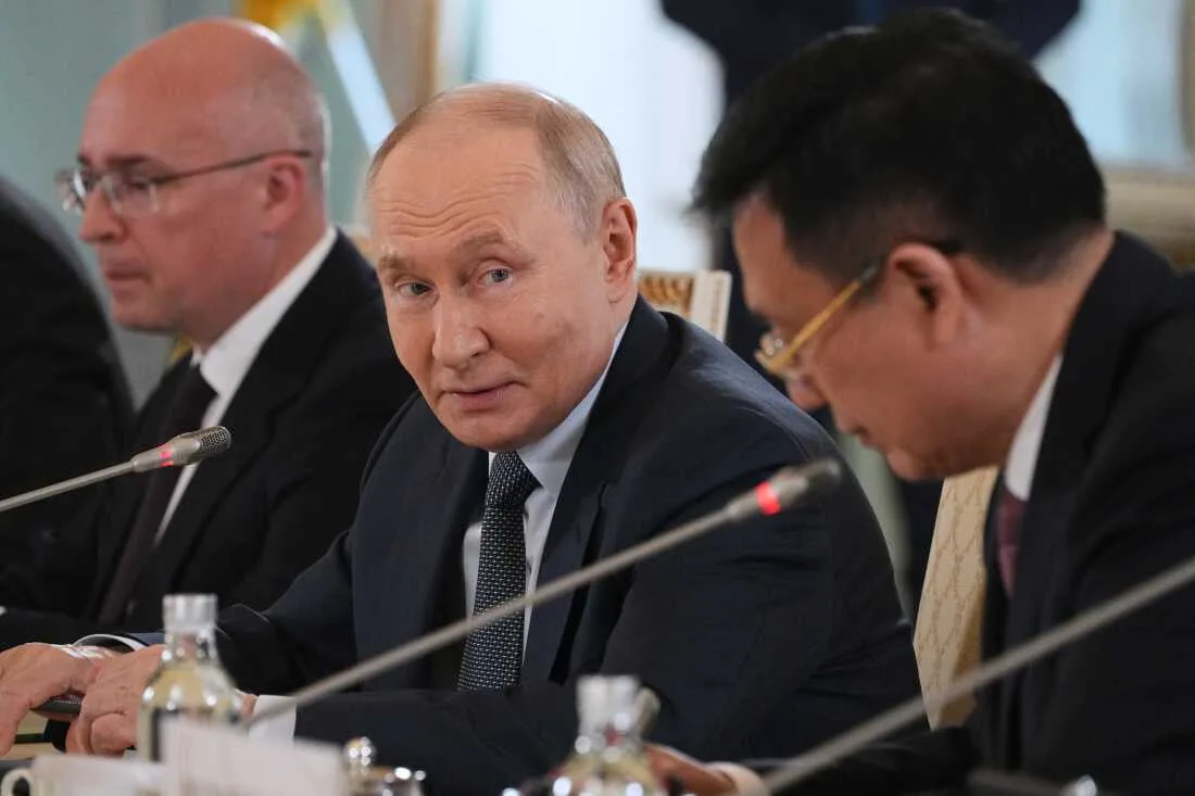 Vladimir Putin discutând despre întărirea apărării aeriene a Rusiei.