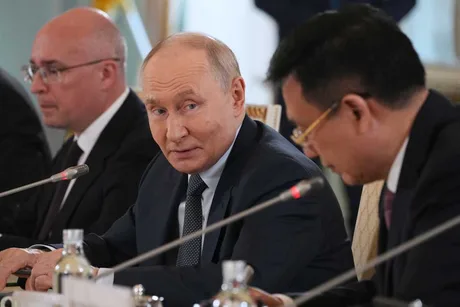 Vladimir Putin discutând despre întărirea apărării aeriene a Rusiei.