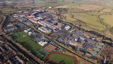 Campusul Intel din Leixlip, Irlanda, cu facilități moderne și terenuri de sport.