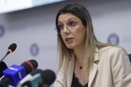 Diana Buzoianu discută despre necesitatea stocării energiei în baterii.