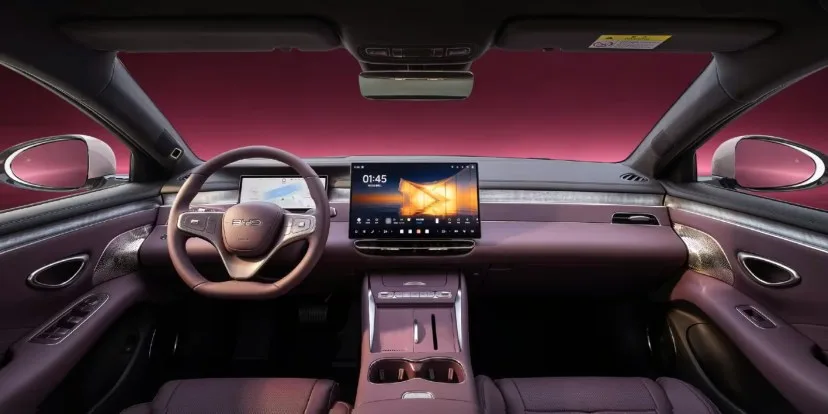 Interiorul noului BYD Seal 07, cu un design ergonomic și modern.
