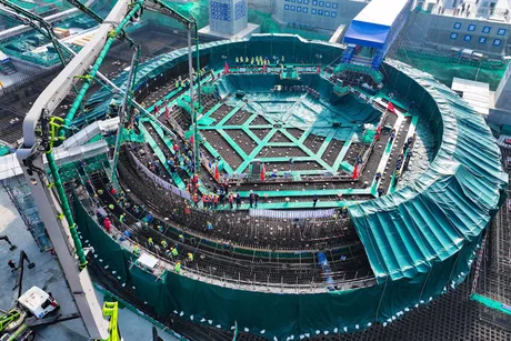 Construcția reactorului nuclear inovator în Huizhou, China, având un design complex.
