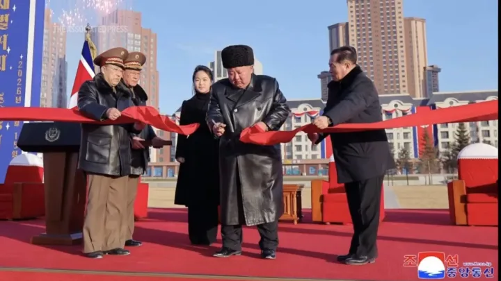 Kim Jong Un taie o panglică la un eveniment oficial.