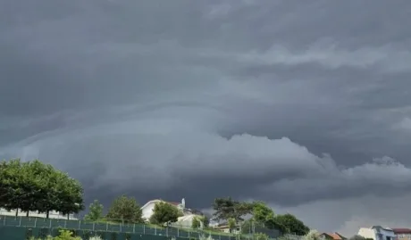 Cer înnorat cu nori de furtună înainte de ploi în România.