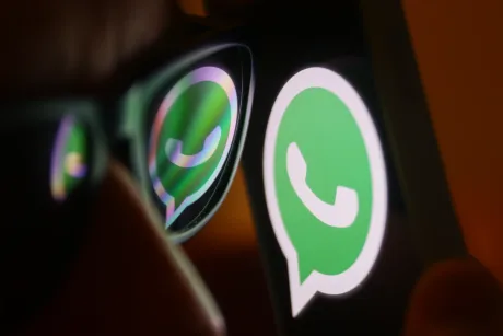 Logo-ul WhatsApp reflectat în ochelari, simbolizând apelurile viitoare.