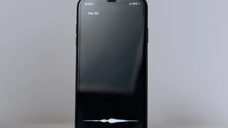 Siri pe un iPhone, pregătit pentru noi funcții AI în iOS 27.