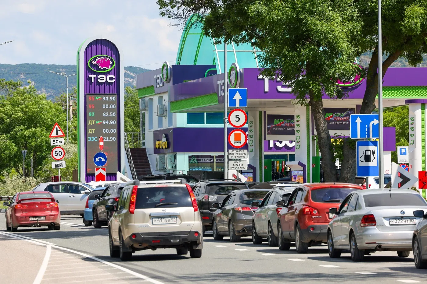 Cozi lungi la o benzinărie din Crimeea din cauza penuriei de carburant.