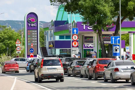 Cozi lungi la o benzinărie din Crimeea din cauza penuriei de carburant.