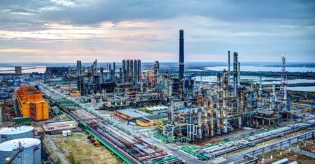Rafinăria Petromidia din Năvodari, un simbol al industriei românești, sărbătorește 50 de ani de activitate.