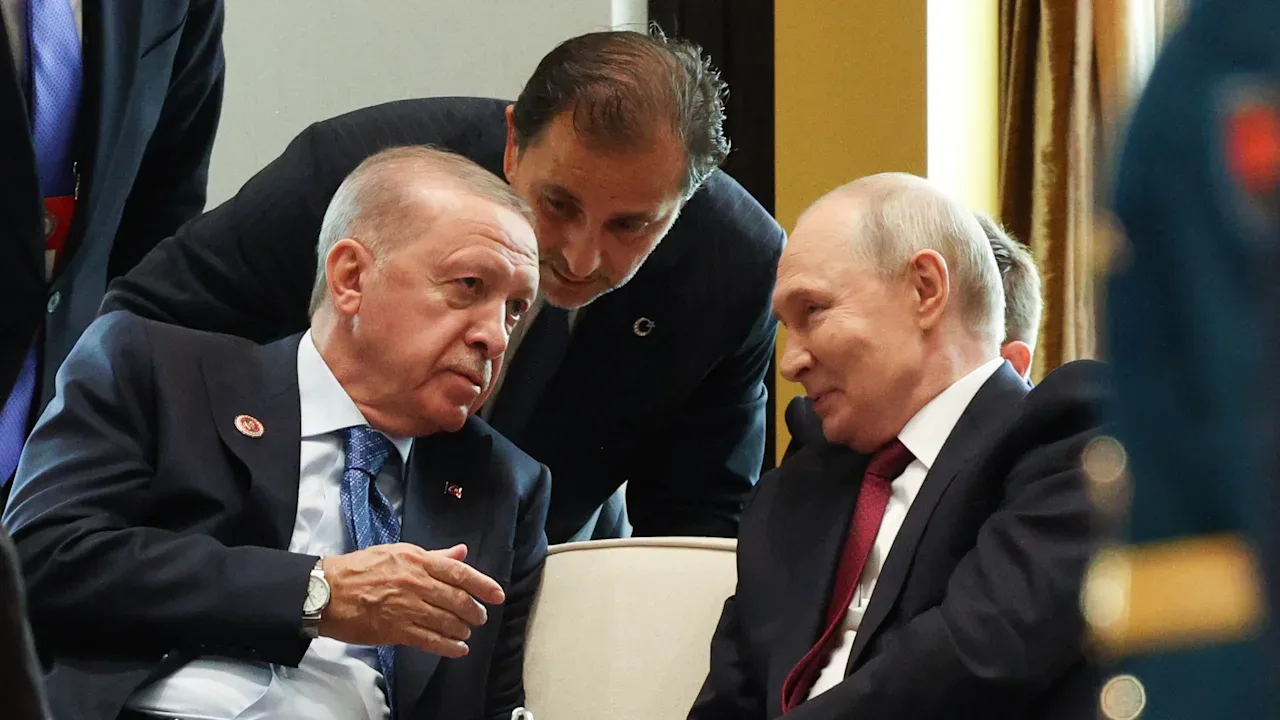 Erdogan și Putin discutând la summitul din Kîrgîzstan, căutând investiții pentru Turcia.
