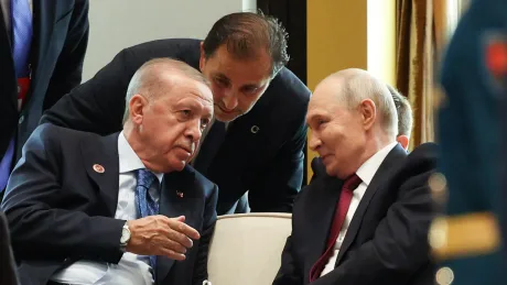 Erdogan și Putin discutând la summitul din Kîrgîzstan, căutând investiții pentru Turcia.