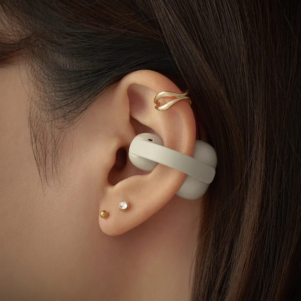 Căști LinkBuds Clip cu design deschis, prindere pe ureche.