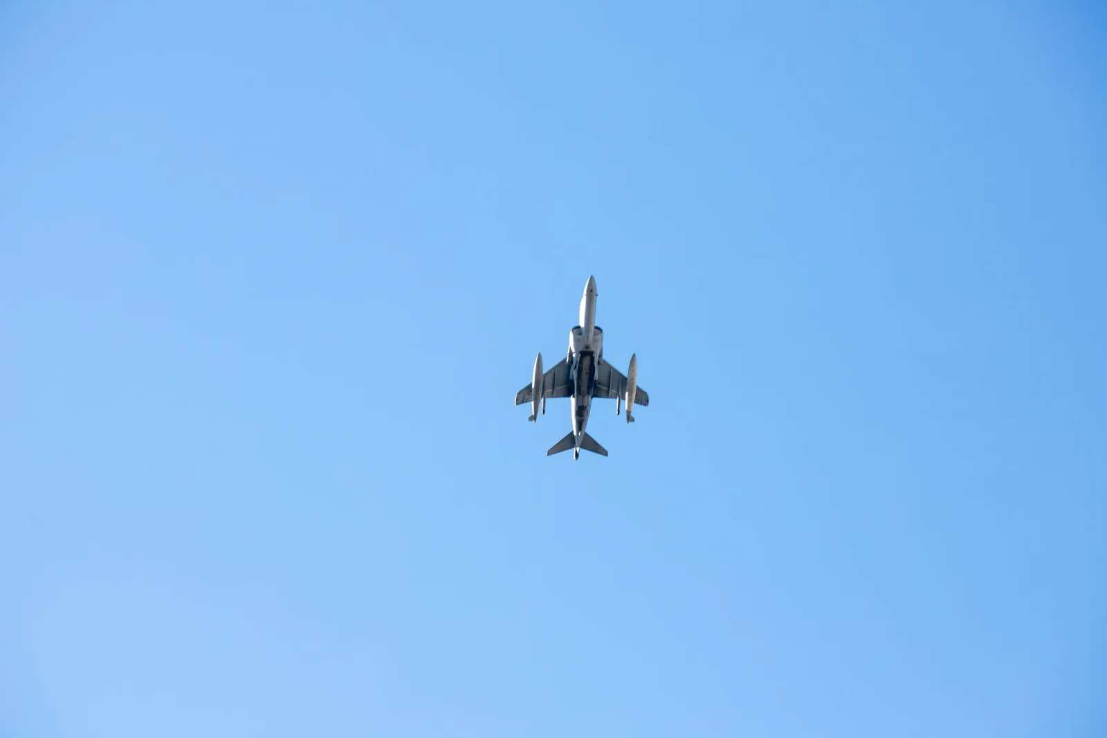 Dronă în zbor deasupra unui cer senin, fără nori.