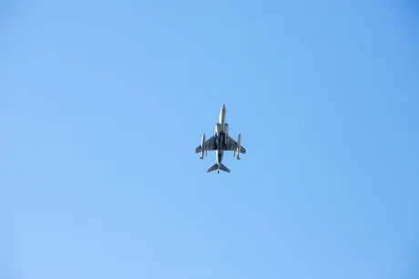 Dronă în zbor deasupra unui cer senin, fără nori.