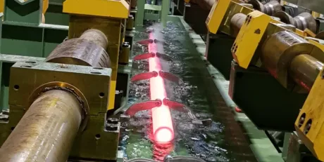 Procesul de producție a tuburilor din oțel în cadrul unei fabrici moderne.