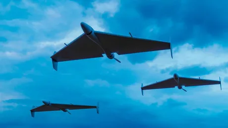 Drone zburând pe un fundal de nori întunecați, simbolizând tensiuni internaționale.