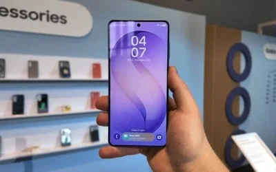 Un smartphone Samsung cu ecran mare, expus într-un magazin de tehnologie.