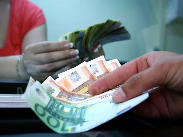 Bancnote de euro în timpul unei tranzacții financiare.