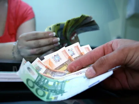 Bancnote de euro în timpul unei tranzacții financiare.
