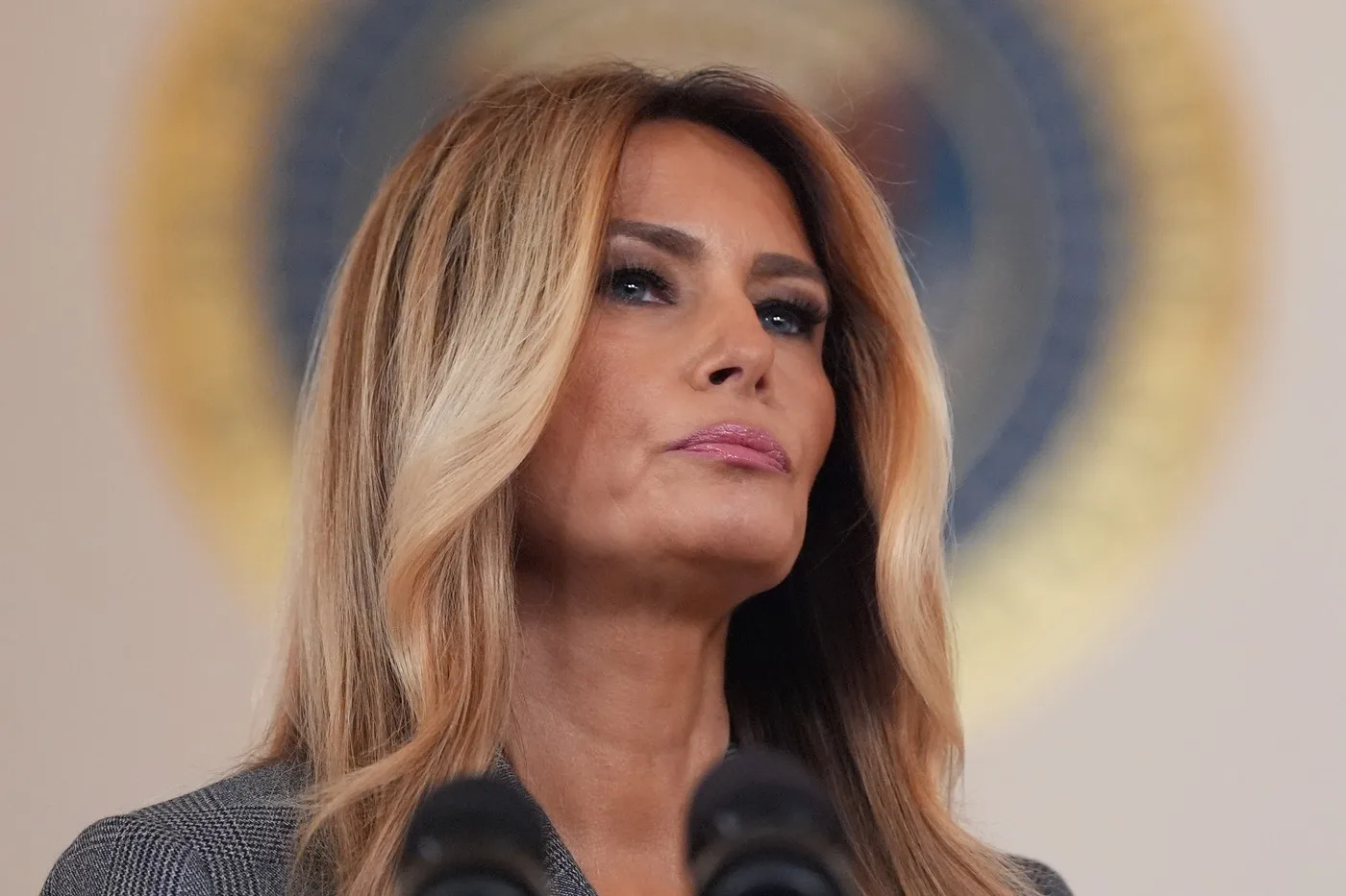 Videoclip de propagandă amenințătoare cu Melania Trump în prim-plan.