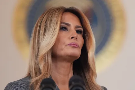 Videoclip de propagandă amenințătoare cu Melania Trump în prim-plan.