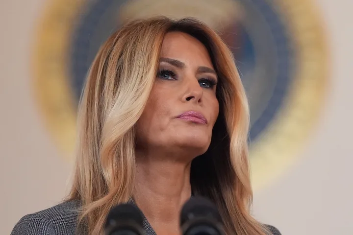 Videoclip de propagandă amenințătoare cu Melania Trump în prim-plan.
