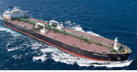 Nava petrolieră navigând pe marea din Strâmtoarea Ormuz.