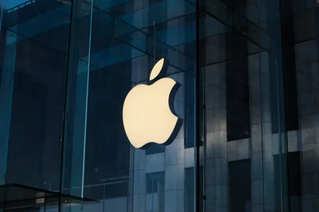 Logo-ul Apple pe o clădire modernă, simbol al inovației tehnologice.