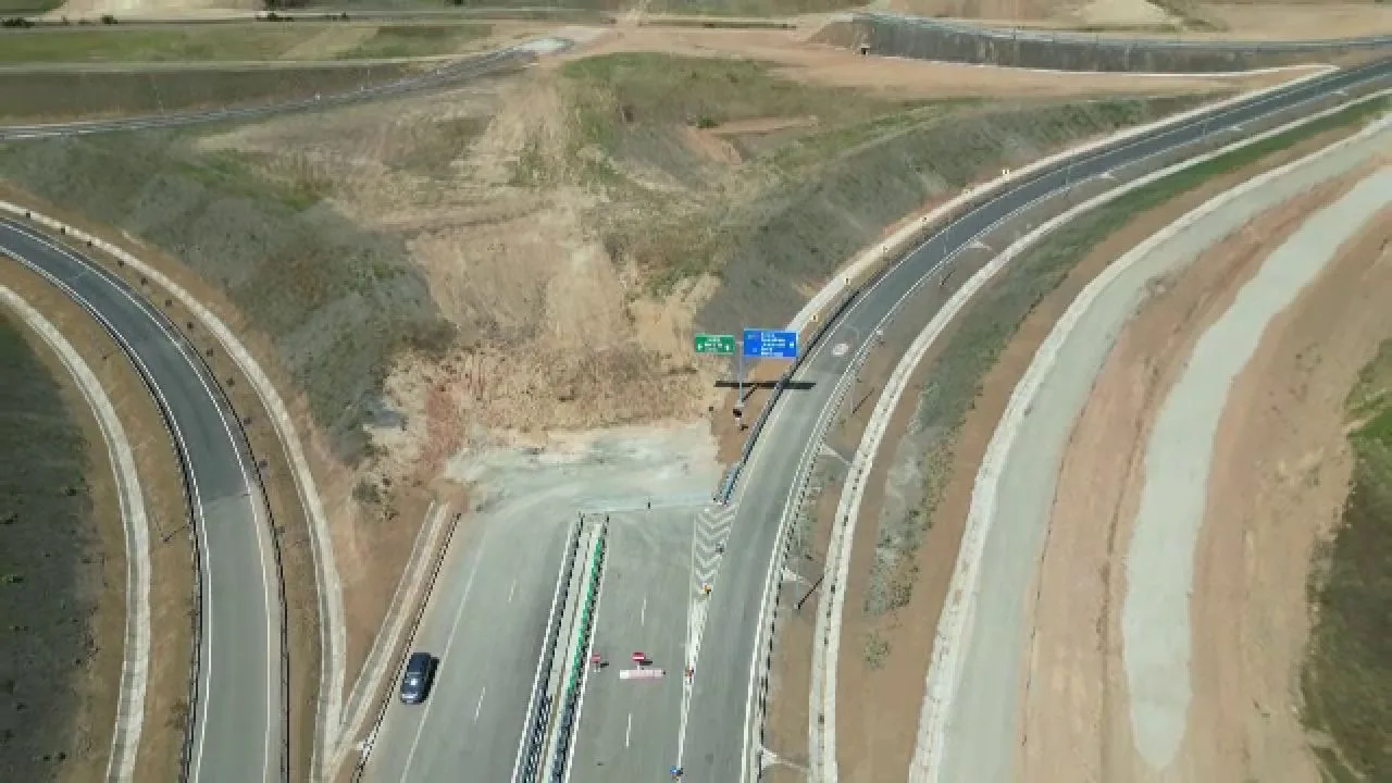Tronson de autostradă în construcție, cu lucrări vizibile și semne de circulație.
