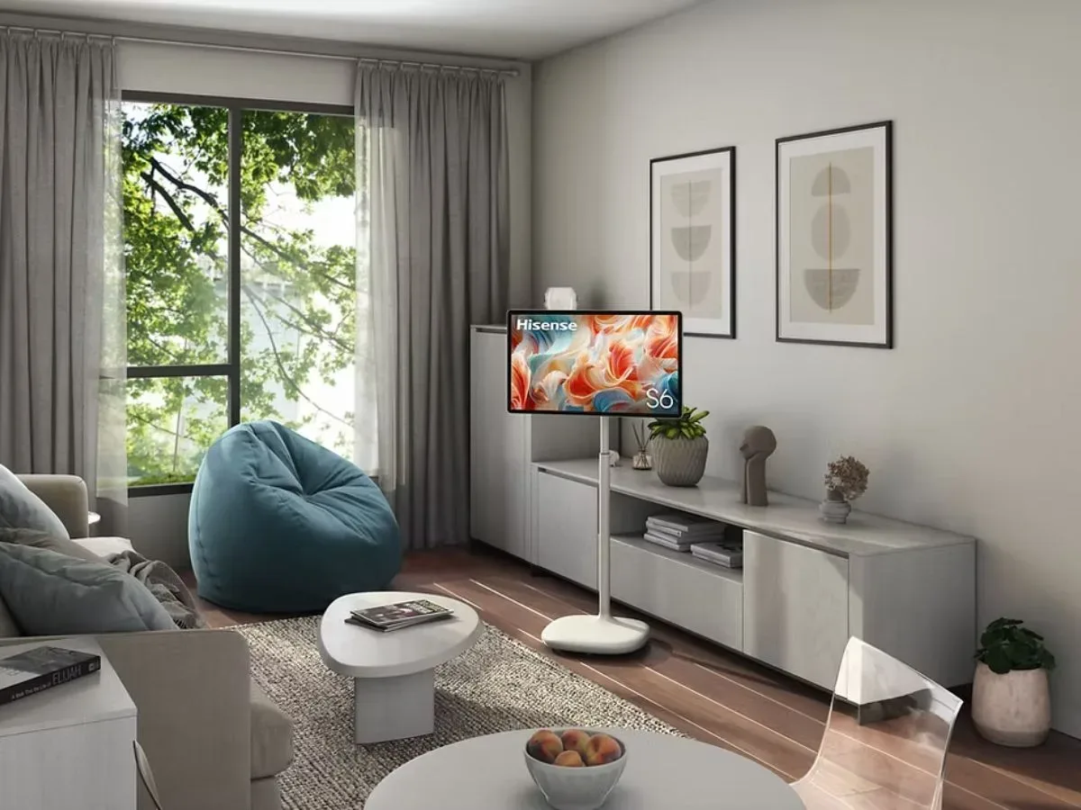Televizor portabil Hisense S6 într-un interior contemporan.