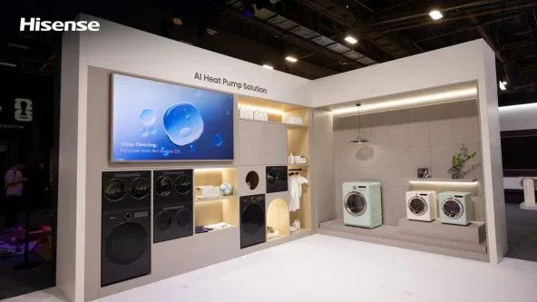 Stand Hisense la CES 2026 cu electrocasnice inteligente.