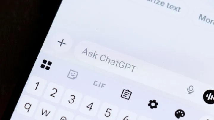 Un telefon mobil cu aplicația ChatGPT deschisă pe ecran.
