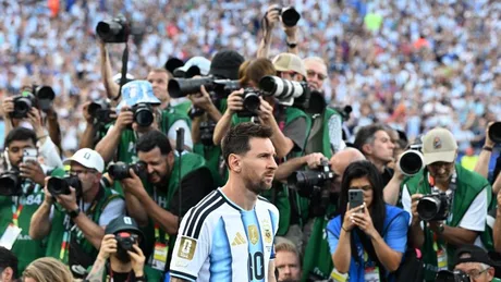 Lionel Messi, înconjurat de jurnaliști, după un meci important.