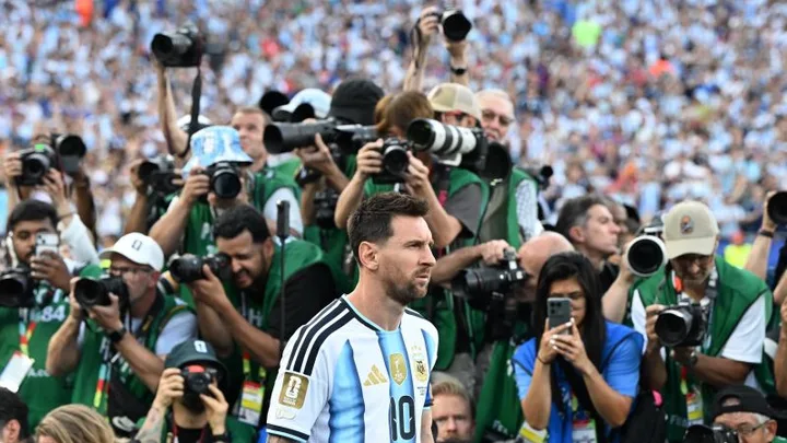 Lionel Messi, înconjurat de jurnaliști, după un meci important.