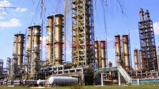 Fabrica de apă grea de la Halânga, acum închisă, cu turnuri și instalații industriale.