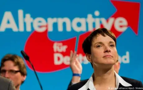 Alice Weidel pe scenă, discutând despre AfD și euro.