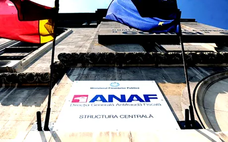 Sediul ANAF cu steagurile României și Uniunii Europene în față.
