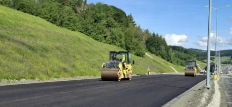 Lucrări de asfaltare pe secțiunea Tigveni–Curtea de Argeș a autostrăzii.