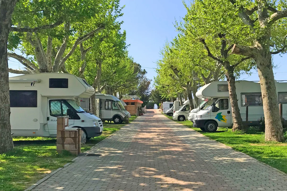 Stradă cu rulote în Vallecrosia, Italia, pregătită pentru turiști.