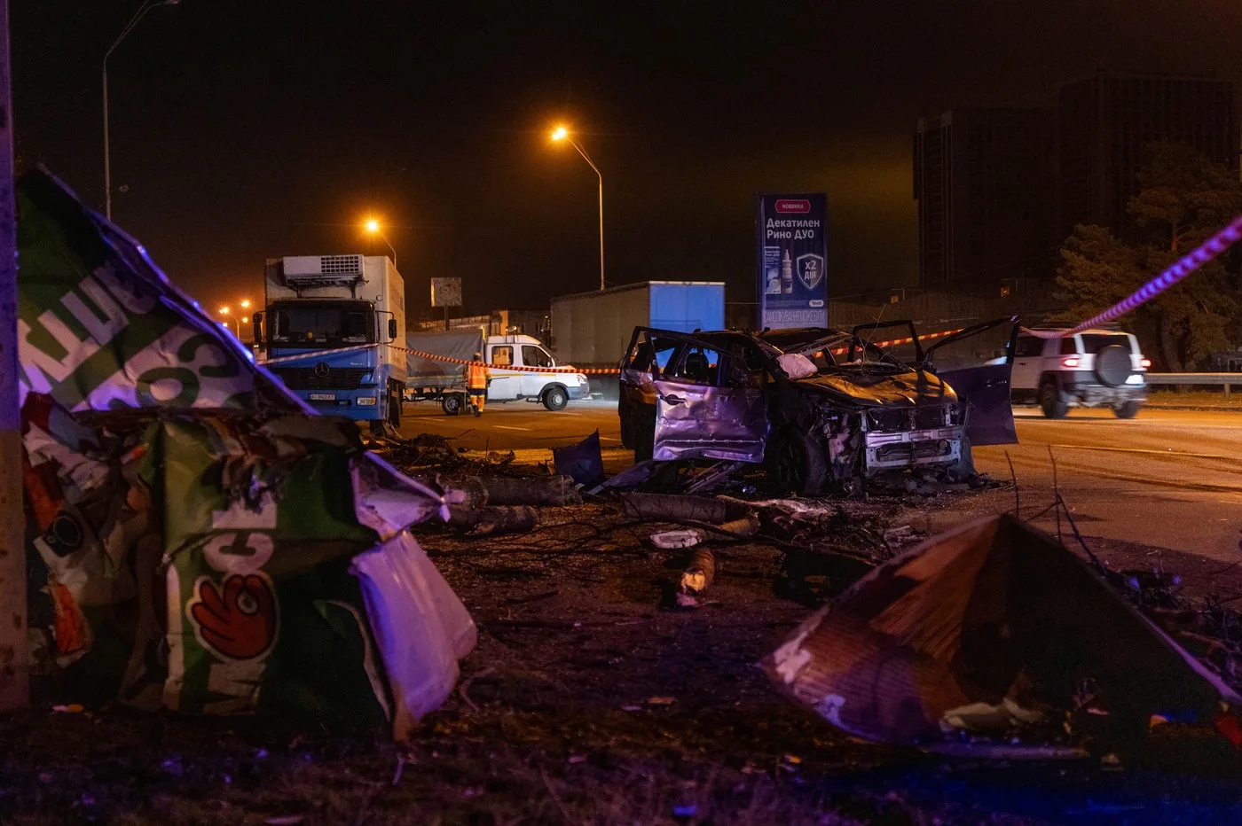 Vehicule distruse pe o stradă din Kiev după atacul cu rachete.