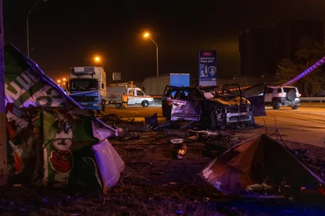 Vehicule distruse pe o stradă din Kiev după atacul cu rachete.